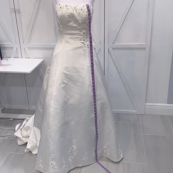 Maggie Sottero Couture A-Line Back Lace-Up White Wedding Dress - Picture 6 of 17